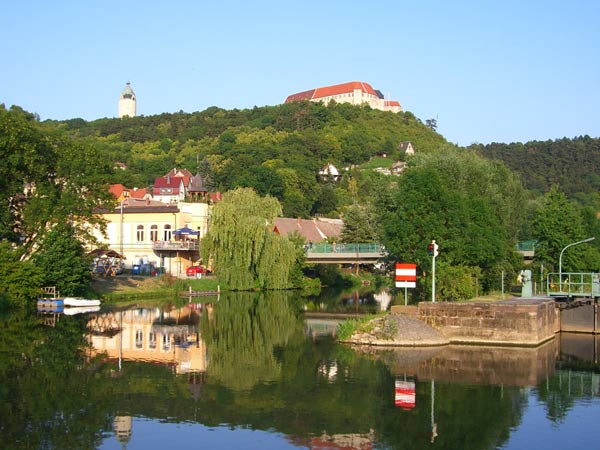 Schleuse Freyburg mit Burgblick