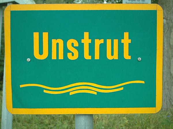 Unstrut-Schild an der Straßenbrücke
