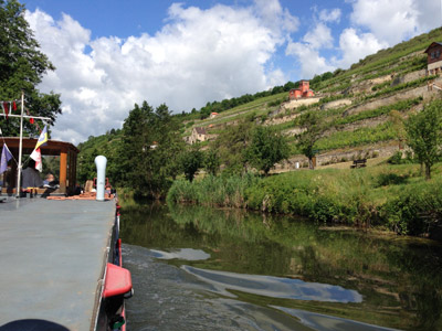 Dampferfahrt auf der Unstrut an den Weinbergen Dampferfahrt auf der Unstrut an den Weinbergen